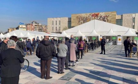 Vijon vaksinimi te sheshi Skenderbej: Mbi 10 mije te moshuar marin dozen e dyte